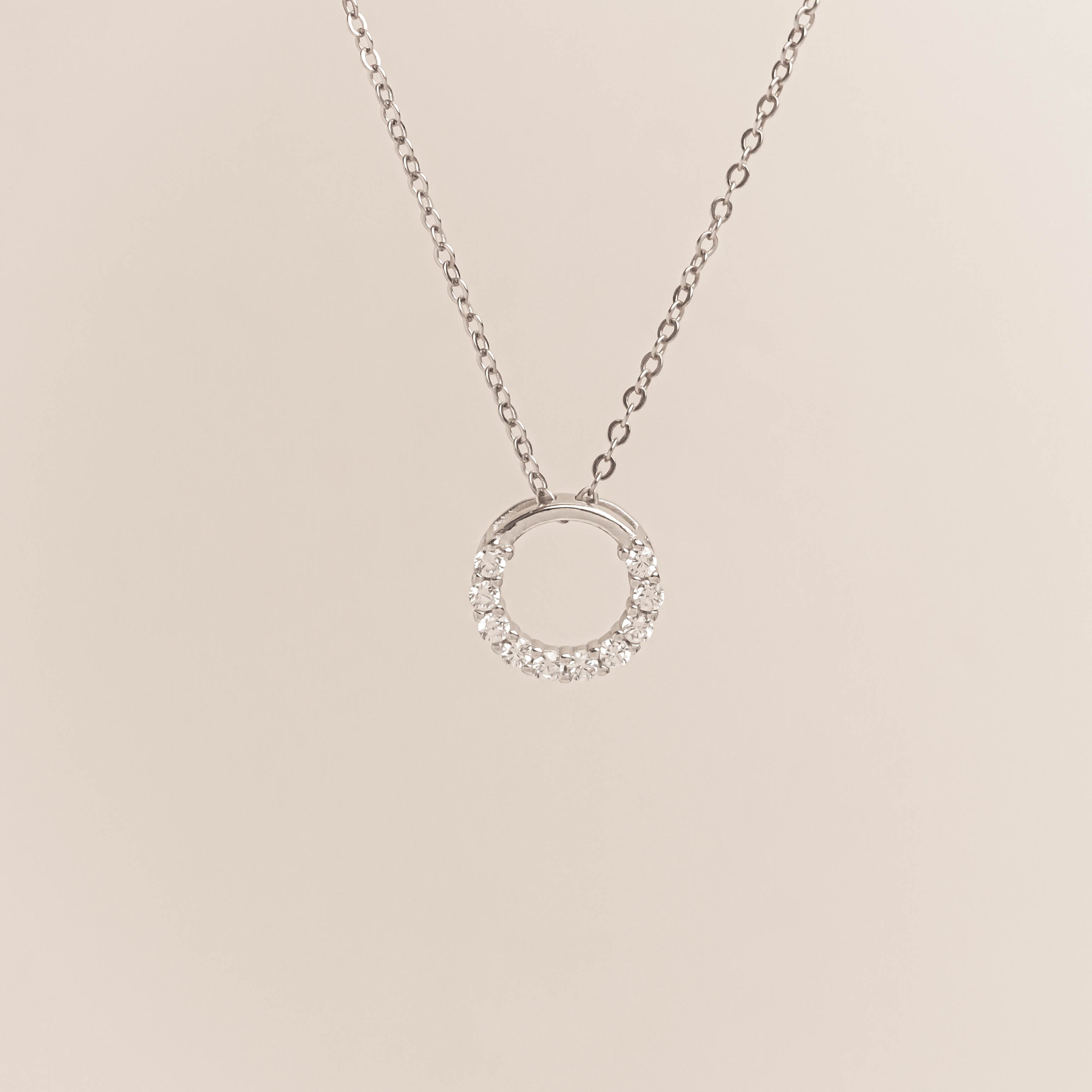 Shiny Wreath Necklace in 18K White Gold Plated