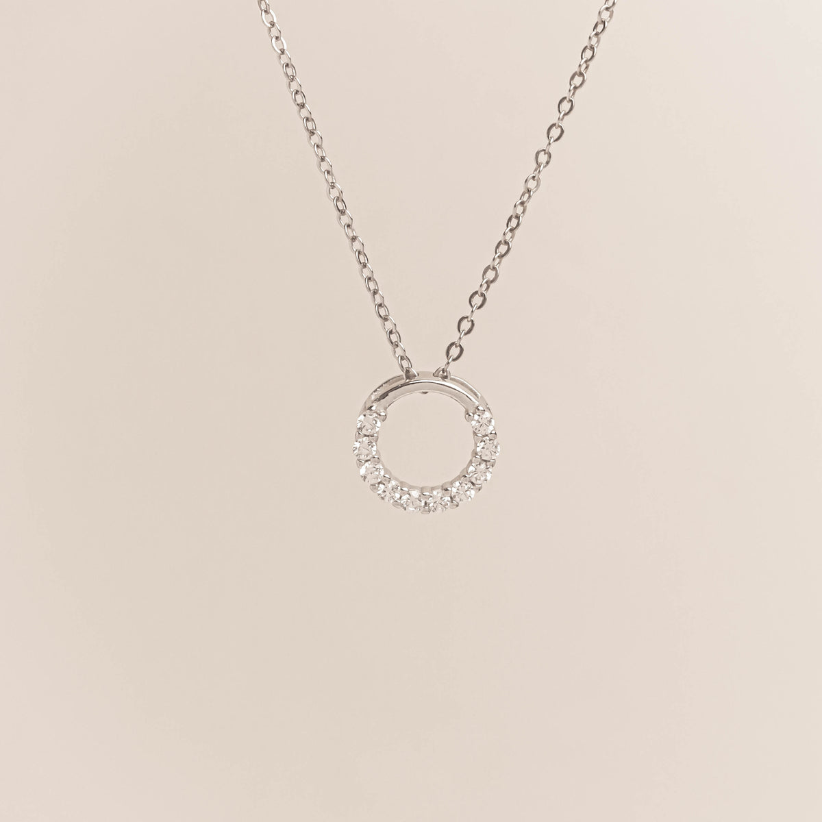 Shiny Wreath Necklace in 18K White Gold Plated